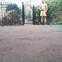 Chcesz mieć trawnik ròwny jak stòł. Skorzystaj z profesjonalnego ogrodnika.