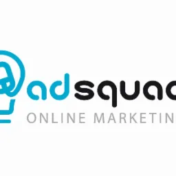 Logo firmy Adsquad Online Marketing, przedstawiające żarówkę w kolorze niebieskim z symbolem myszki w środku, obok nazwa firmy w kolorze niebiesko-czarnym i szary napis Online Marketing.