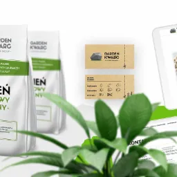 Wizualizacja identyfikacji marki Garden Kwarc: worki z kamieniem ogrodowym, wizytówka z logo i strona internetowa hurtowni kamienia na tabletach, z zieloną rośliną w doniczce na pierwszym planie.