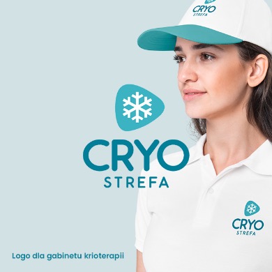 Prezentacja logo gabinetu krioterapii na modelce w białej koszulce polo i czapce z daszkiem z tym samym logo, na jasnoniebieskim tle.