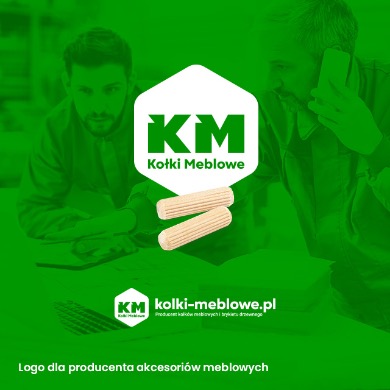 Logo producenta kołków meblowych KM na zielonym tle z dwoma drewnianymi kołkami, w tle sylwetki dwóch mężczyzn przy pracy.