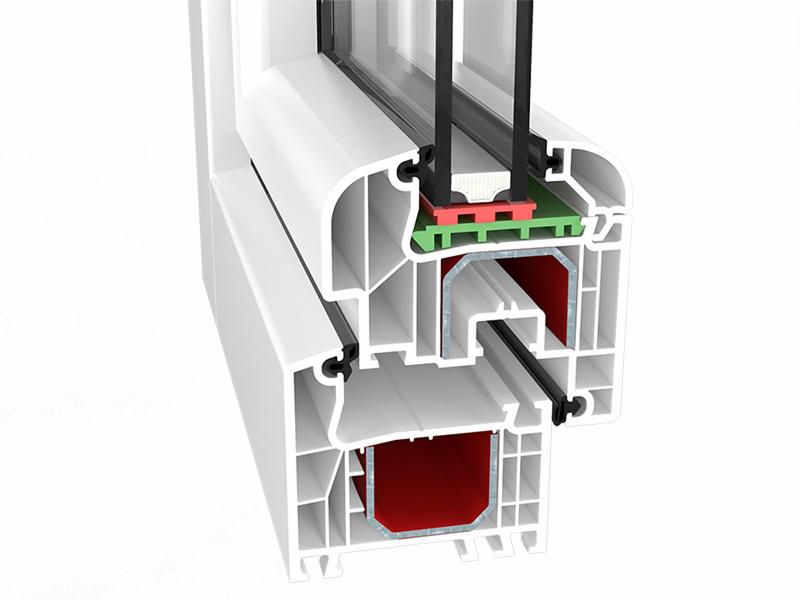 Przekrój ramy okiennej z tworzywa sztucznego, ukazujący wewnętrzną konstrukcję i izolację, w tym profile z komorami powietrznymi i elementami uszczelniającymi.