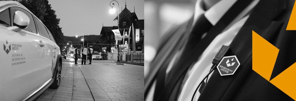 Czarno-białe zdjęcie przedstawiające samochód z logo firmy na tle ulicy miejskiej z osobami w uniformach i zbliżenie na identyfikator z logo na marynarce pracownika w tle z pomarańczowymi...