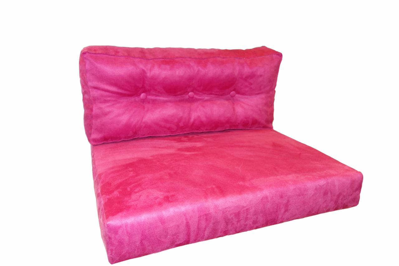 Różowa poduszka siedziska z oparciem, wykonana z miękkiego weluru, z trzema guzikami na oparciu, na białym tle.