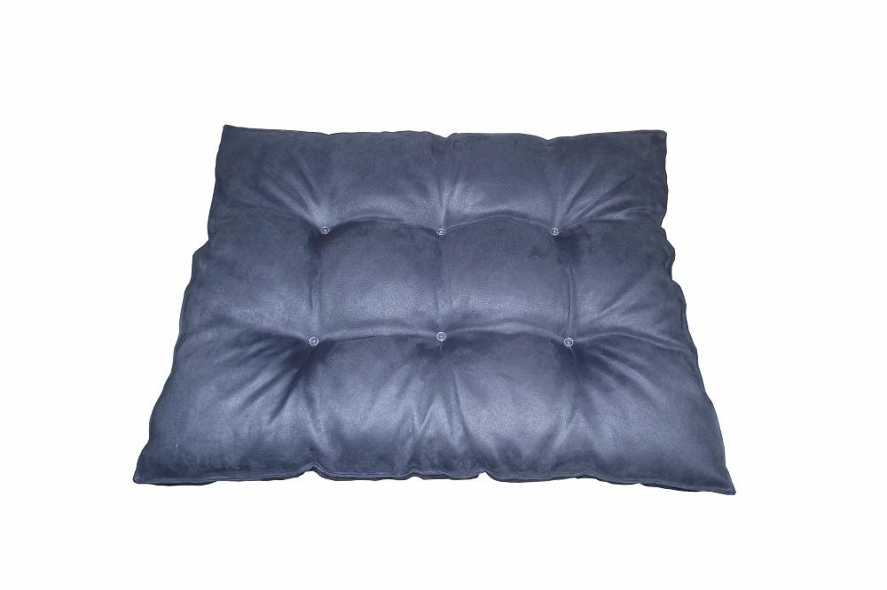 Pikowana poduszka na siedzisko w odcieniu ciemnego błękitu z sześcioma guzikami, na białym tle.