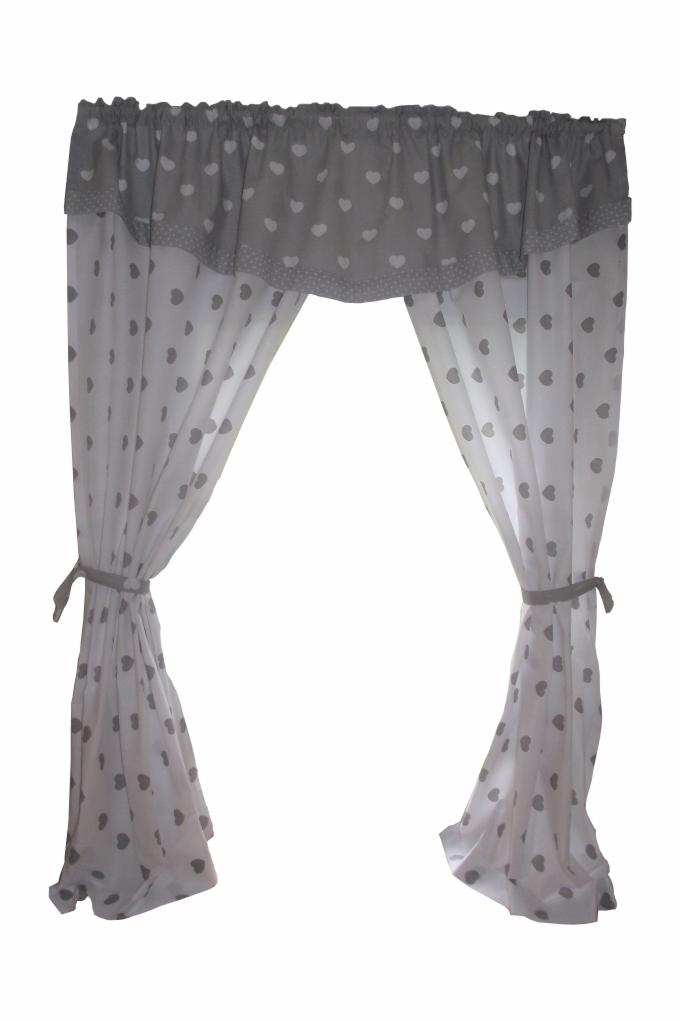 Delikatne, białe zasłony z szarymi serduszkami, upięte szarymi tasiemkami, z szarą falbaną u góry w białe serduszka.