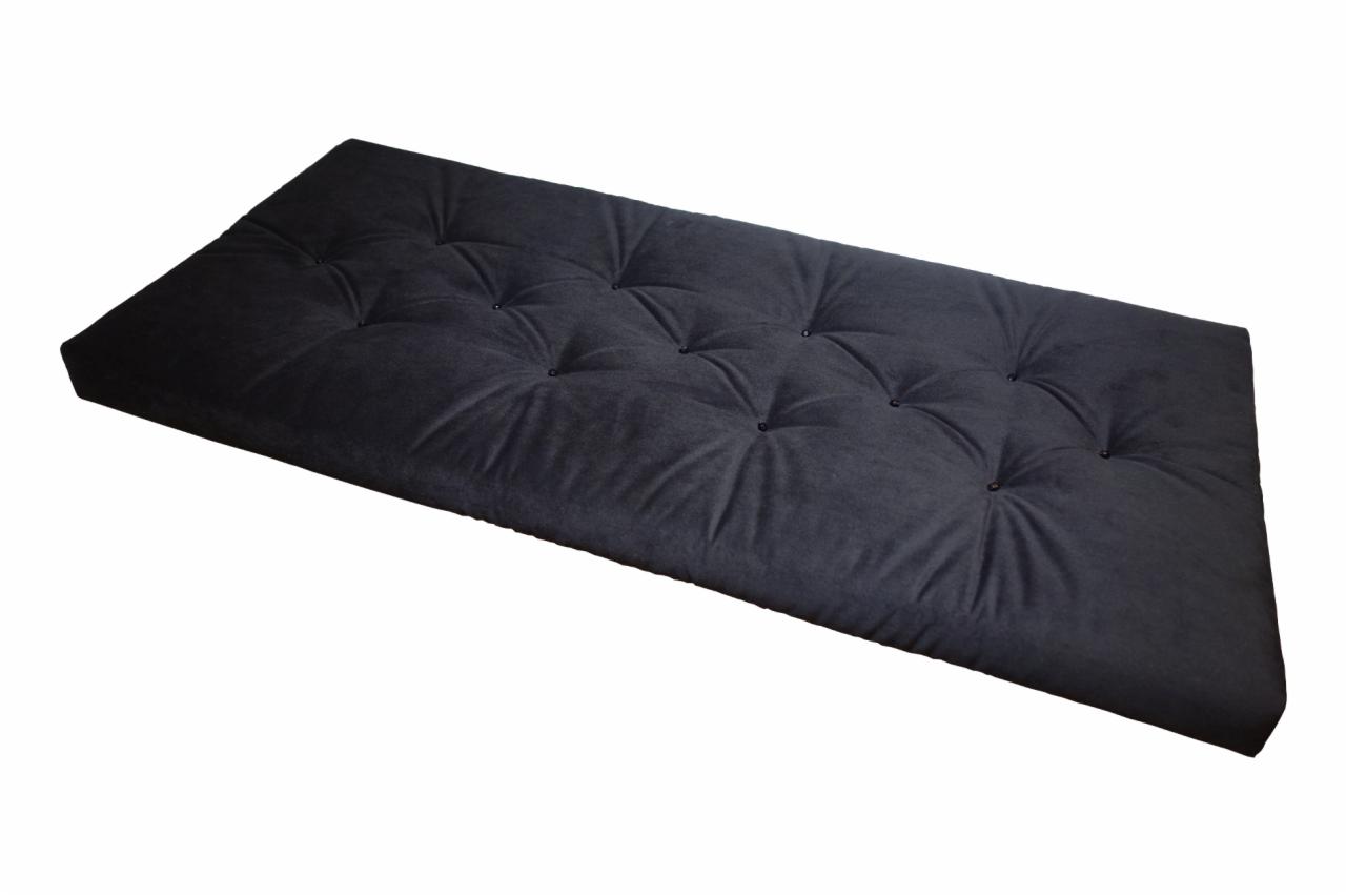 Ciemnoszary, pikowany materac futon z guzikami, leżący na białym tle.