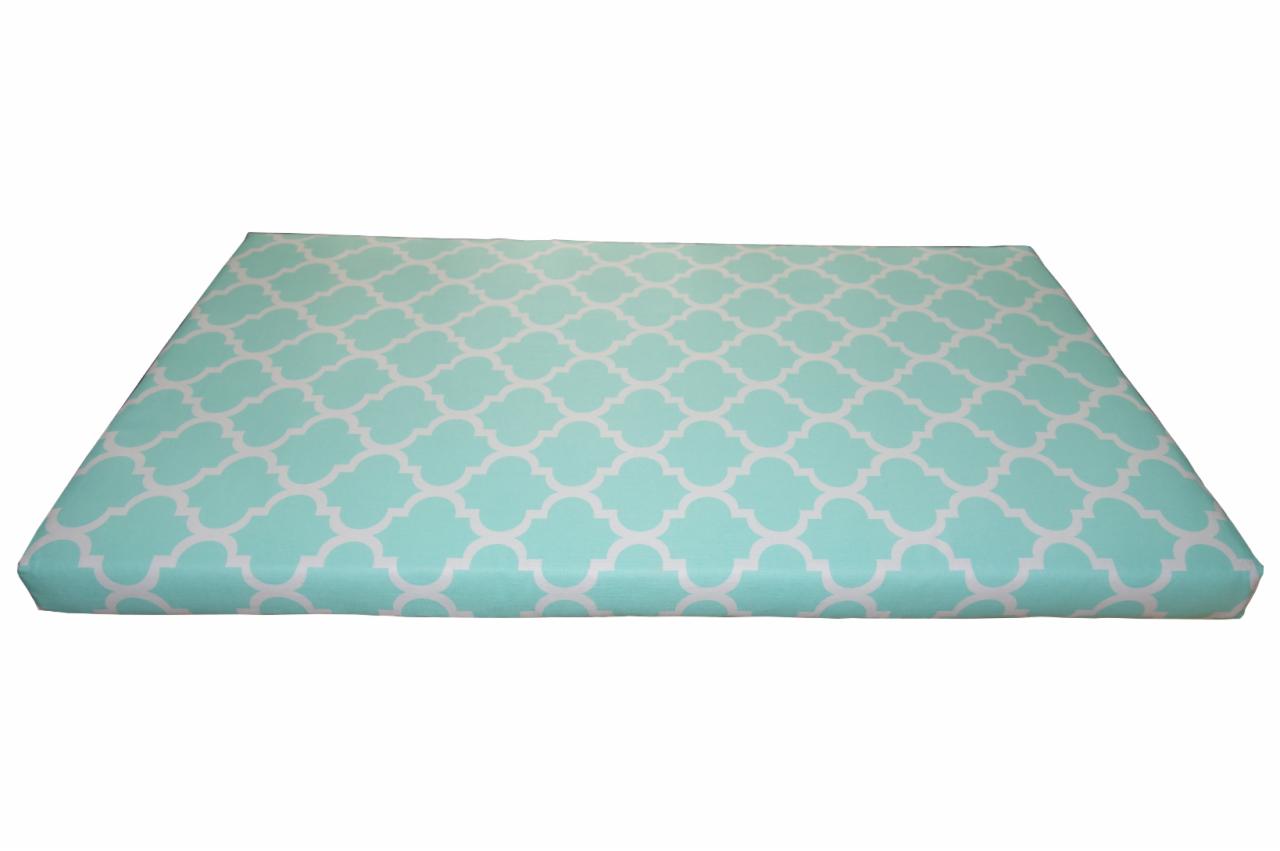 Gotowy pokrowiec na siedzisko w kolorze miętowym z białym marokańskim wzorem, widok z góry, równomierne oświetlenie.