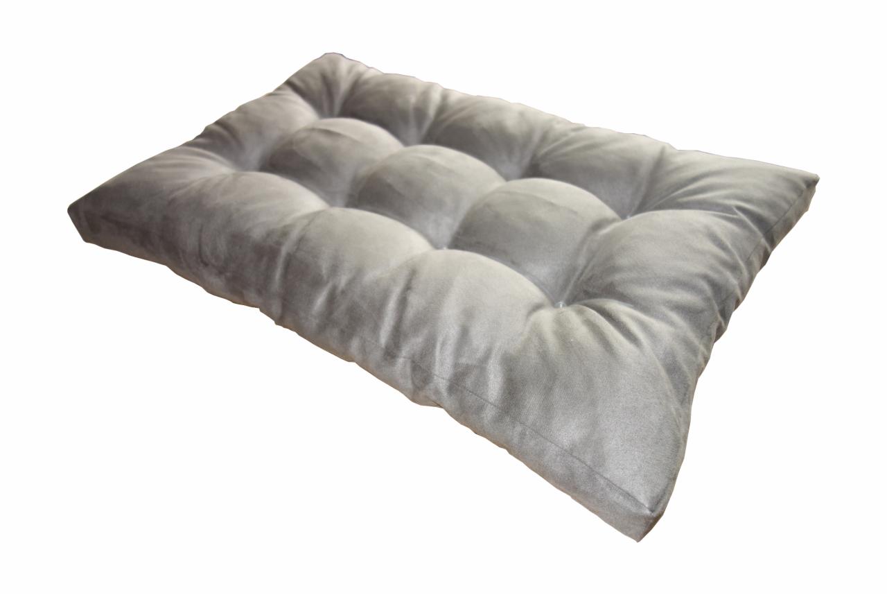 Szara, prostokątna poduszka na krzesło z charakterystycznymi wgłębieniami, leżąca na białym tle, ukazująca miękką teksturę materiału.