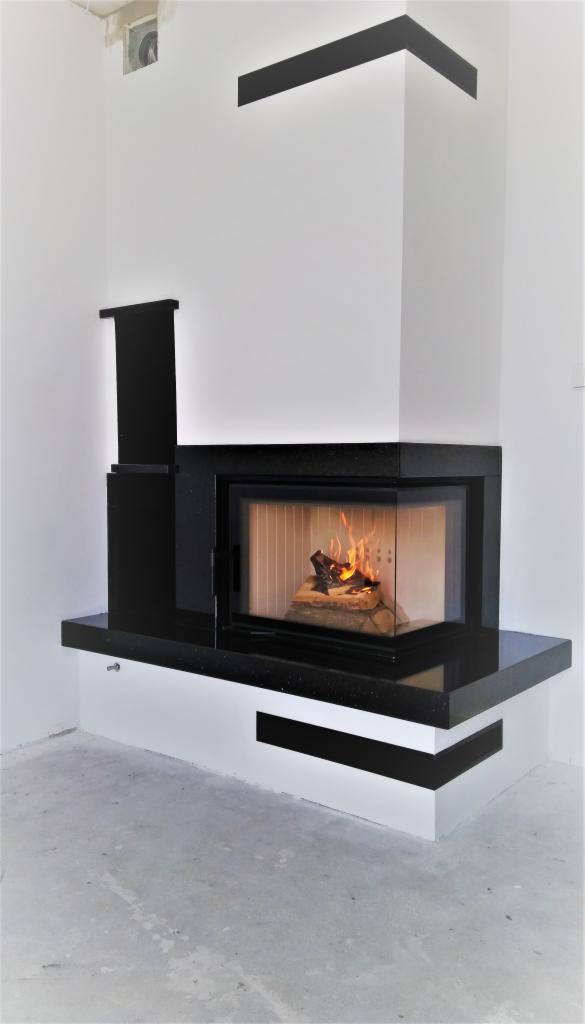 Nowoczesny kominek narożny z czarnym obramowaniem i paleniskiem z płonącym drewnem na tle białych ścian.