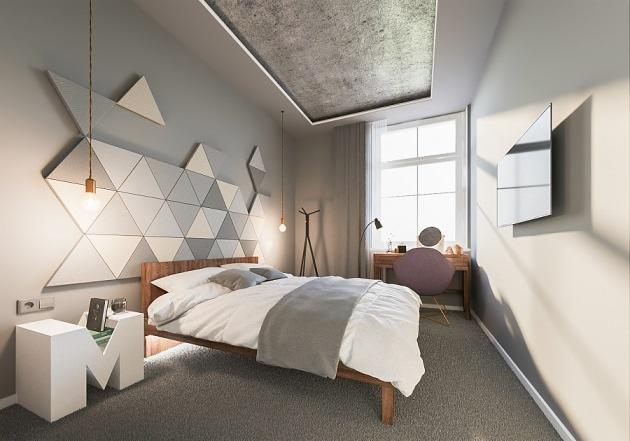 Nowoczesna sypialnia z łóżkiem na drewnianej ramie, geometryczną dekoracją ściany za wezgłowiem, lampami wiszącymi i stolikiem nocnym w kształcie litery M.