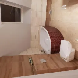 Wykończona łazienka z beżowymi płytkami imitującymi marmur, narożna wanna obudowana mozaiką w odcieniach czerwieni i brązu, oraz podwieszana toaleta na podeście z płytek drewnopodobnych.