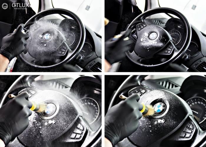 Czteropanelowe ujęcie czyszczenia kierownicy BMW: rozpylanie środka czyszczącego, a następnie szczotkowanie detali, wykonywane w czarnych rękawiczkach.