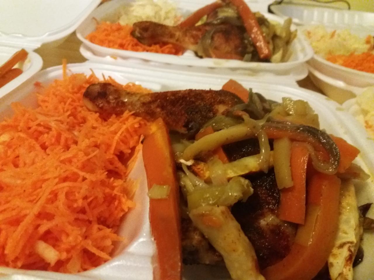 Dania gotowe w styropianowych pojemnikach: pieczone udko kurczaka z surówką z marchwi, kapustą i warzywami.