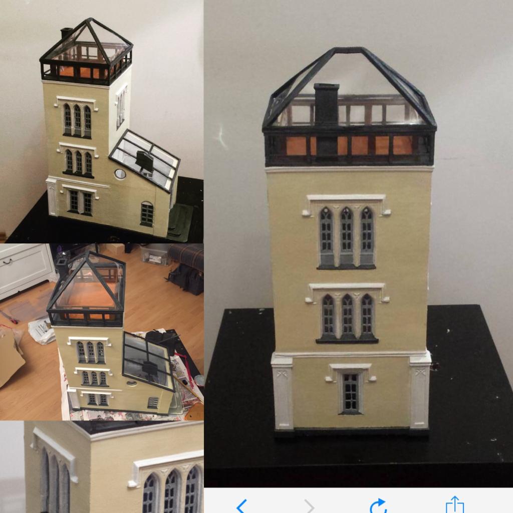 Architektoniczna makieta wieży z przeszklonym dachem, ukazana z różnych perspektyw na tle neutralnego wnętrza.