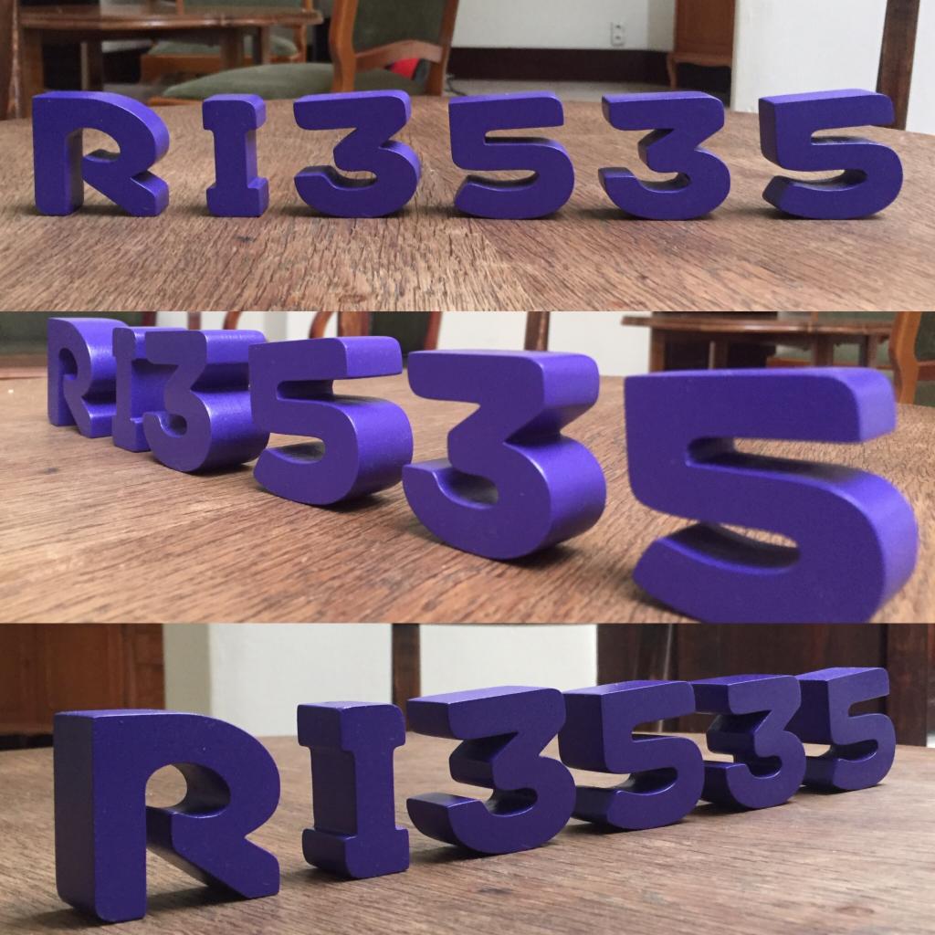 Seria zdjęć przedstawiająca fioletowe, drewniane litery i cyfry 'R135535' ułożone na drewnianym stole, ukazane z różnych perspektyw i kątów.