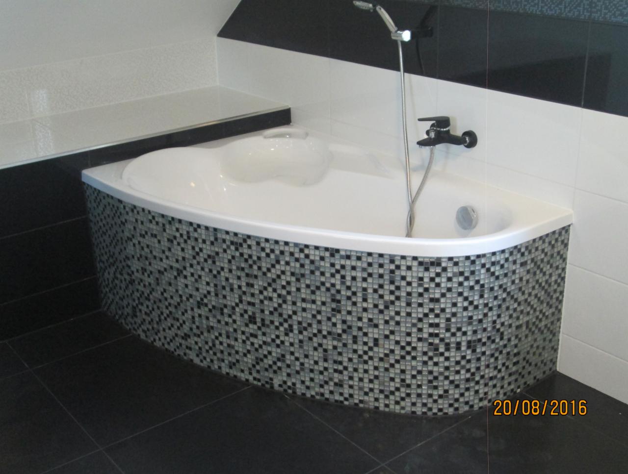 Wanna narożna obłożona mozaiką czarno-białą, z czarną armaturą i białą obudową, na tle czarno-białej łazienki z datą 20/08/2016 widoczną w prawym dolnym rogu.