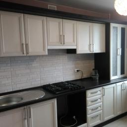 Montaż kafli w i łupka w kuchni