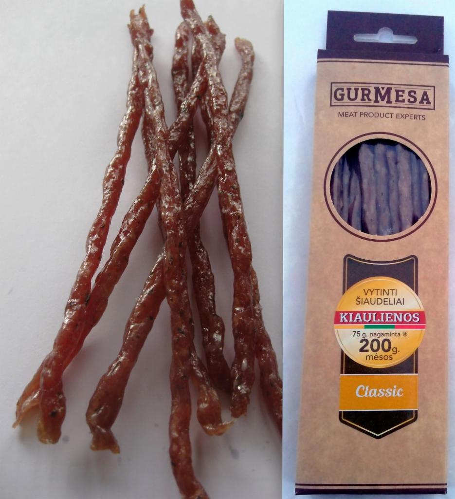 Suszone paluszki wieprzowe obok opakowania z napisem 'GURMESA' i informacją o wadze 200g.