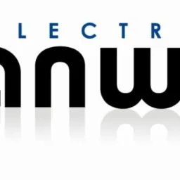 Logo firmy Electronic Anwerk z niebieskim symbolem graficznym po lewej stronie i napisem w kolorach niebieskim i czarnym na białym tle z odbiciem.