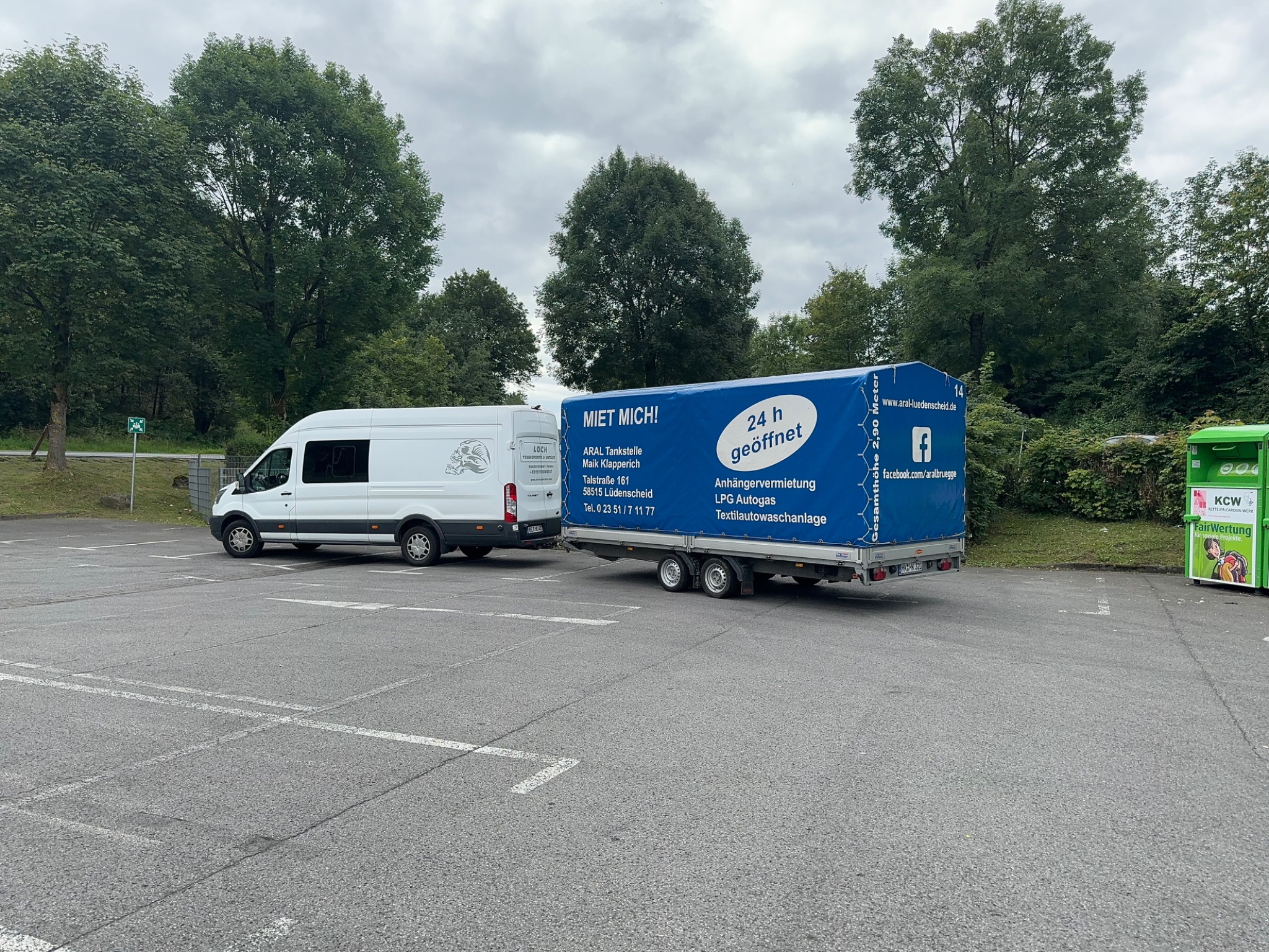 Samochód dostawczy z przyczepą reklamową w Finnentrop. Przyczepa z napisem 'Miet Mich!' i informacjami o wynajmie przyczep, LPG Autogas.