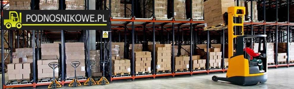 Żółty wózek widłowy elektryczny z operatorem transportuje paletę z kartonami w magazynie z regałami, obok stoją wózki paletowe ręczne, w tle logo podnosnikowe.pl.