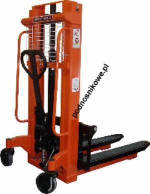 Pomarańczowy wózek paletowy ręczny z czarną pompą hydrauliczną i widłami, widoczne kółka i uchwyt, na białym tle.