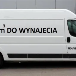 Biały samochód dostawczy z napisem '13m3 DO WYNAJĘCIA' i 'TRANSPORT' na boku.