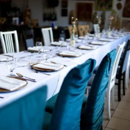 Wystrój sali w restauracji podczas przyjęcia komunijnego .