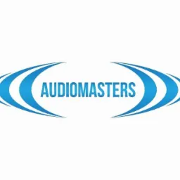 Logo firmy Audiomasters w kolorze niebieskim, z elementami graficznymi przypominającymi fale dźwiękowe po bokach nazwy.