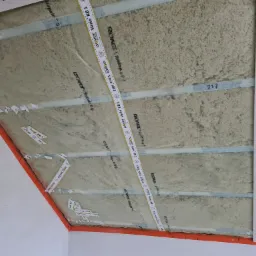 Ocieplenie poddasza wełną mineralną z folią paroizolacyjną Isover Vario KB1, widoczne profile konstrukcyjne i fragment płyty kartonowo-gipsowej