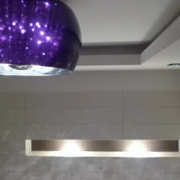 Lampa sufitowa w odcieniach fioletu z efektem gwiazd, oświetlająca wykończoną łazienkę z podświetlaną wnęką i grzejnikiem drabinkowym