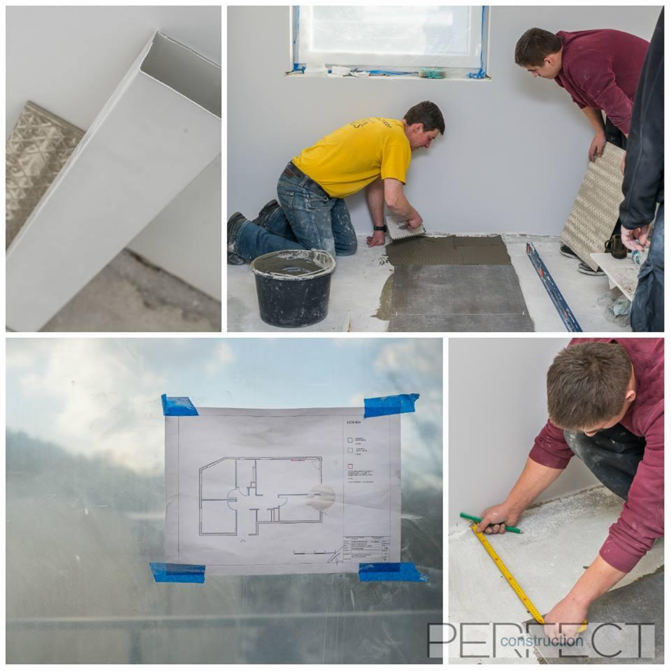 Układanie płytek podłogowych w pomieszczeniu: glazurnik nakłada klej, obok leżą płytki, widoczny plan pomieszczenia przyklejony do szyby oraz pomiar odległości.