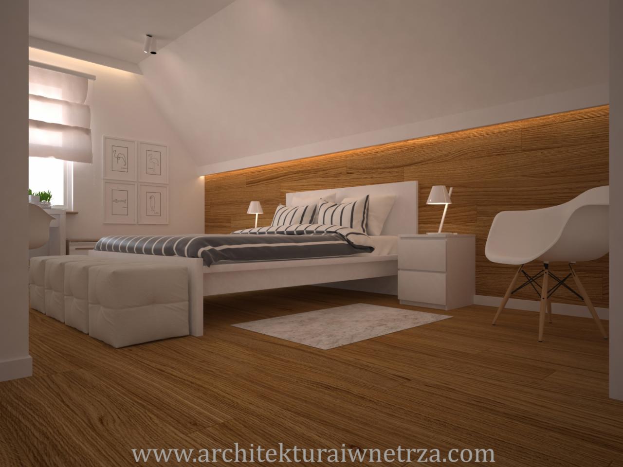 Jasna sypialnia na poddaszu z drewnianą ścianą za łóżkiem, białym łóżkiem i szafkami nocnymi oraz krzesłem Eames, oświetlona lampkami nocnymi i światłem wpadającym przez okno.