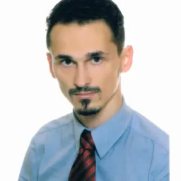 Portret mężczyzny w błękitnej koszuli i bordowym krawacie w paski, na białym tle.