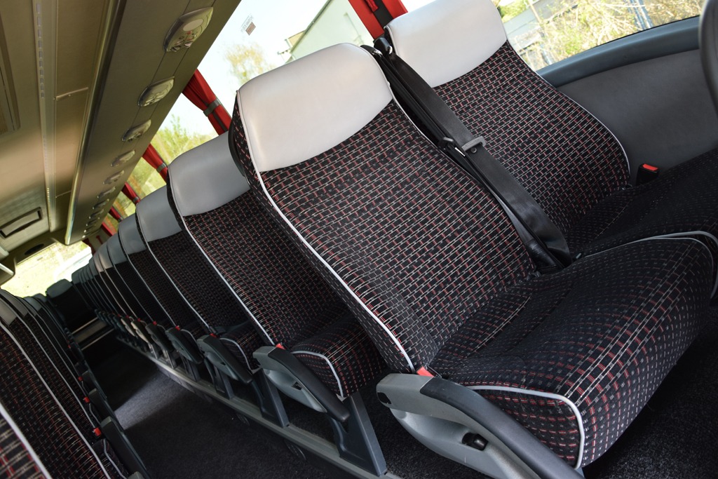 Luksusowe i nowoczesne wnętrze autokaru Scania Touring HD