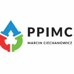 Logo firmy PPIMC Marcin Ciechanowicz z symbolem kropli wody złożonej z trzech kolorowych strzałek (niebieskiej, czerwonej i zielonej).