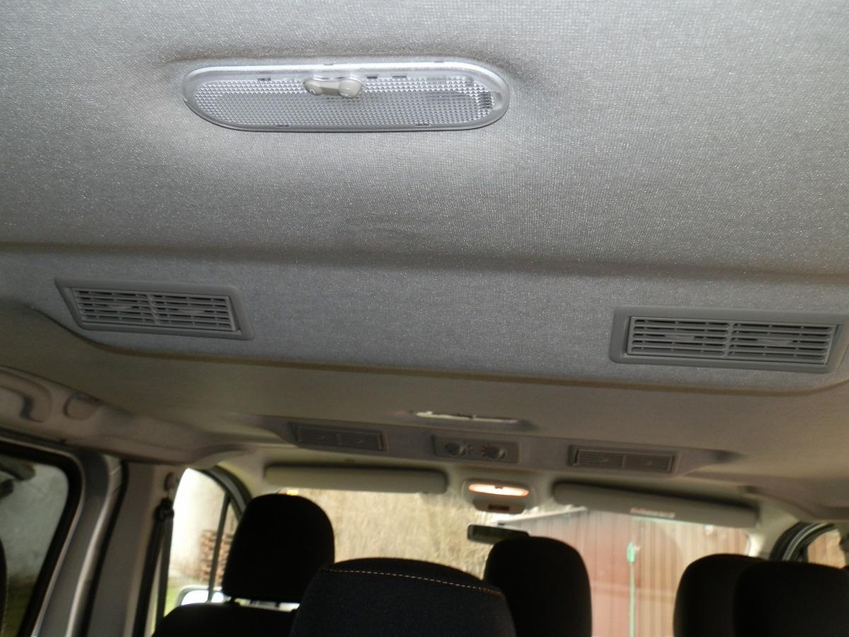 Wnętrze Renault Trafic: widok na podsufitkę z lampką i kratkami wentylacyjnymi dla pasażerów z tyłu.