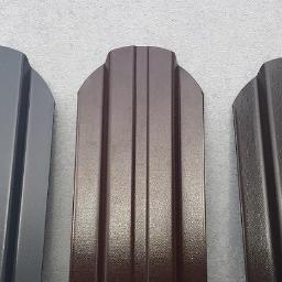 Dachy Kraśnik - Trzy metalowe profile ogrodzeniowe w odcieniach szarości i brązu, prezentujące różne kolory i faktury powłoki.