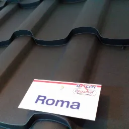 Ciemnoszara blacha dachowa modułowa Roma Regamet z widocznym mocowaniem, prezentowana w zbliżeniu.