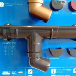 Dachy Kraśnik - Brązowy system rynnowy Gamrat PVC, prezentacja z różnymi kolorami i wymiarami, widoczne certyfikaty ISO 9001 i ISO 14001.