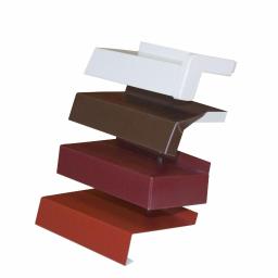 Dachy Kraśnik - Przekrój przez cztery próbki parapetów z konglomeratu w kolorach: białym, brązowym, bordowym i czerwonym, ułożone jeden na drugim na białym tle.