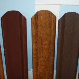 Dachy Kraśnik - Przekrój przez różne profile metalowe imitujące drewno i gładkie, prezentujące odcienie brązu, używane do budowy ogrodzeń.