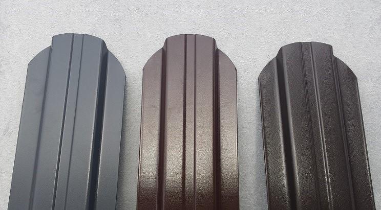Trzy metalowe profile ogrodzeniowe w odcieniach szarości i brązu, prezentujące różne kolory i faktury powłoki.