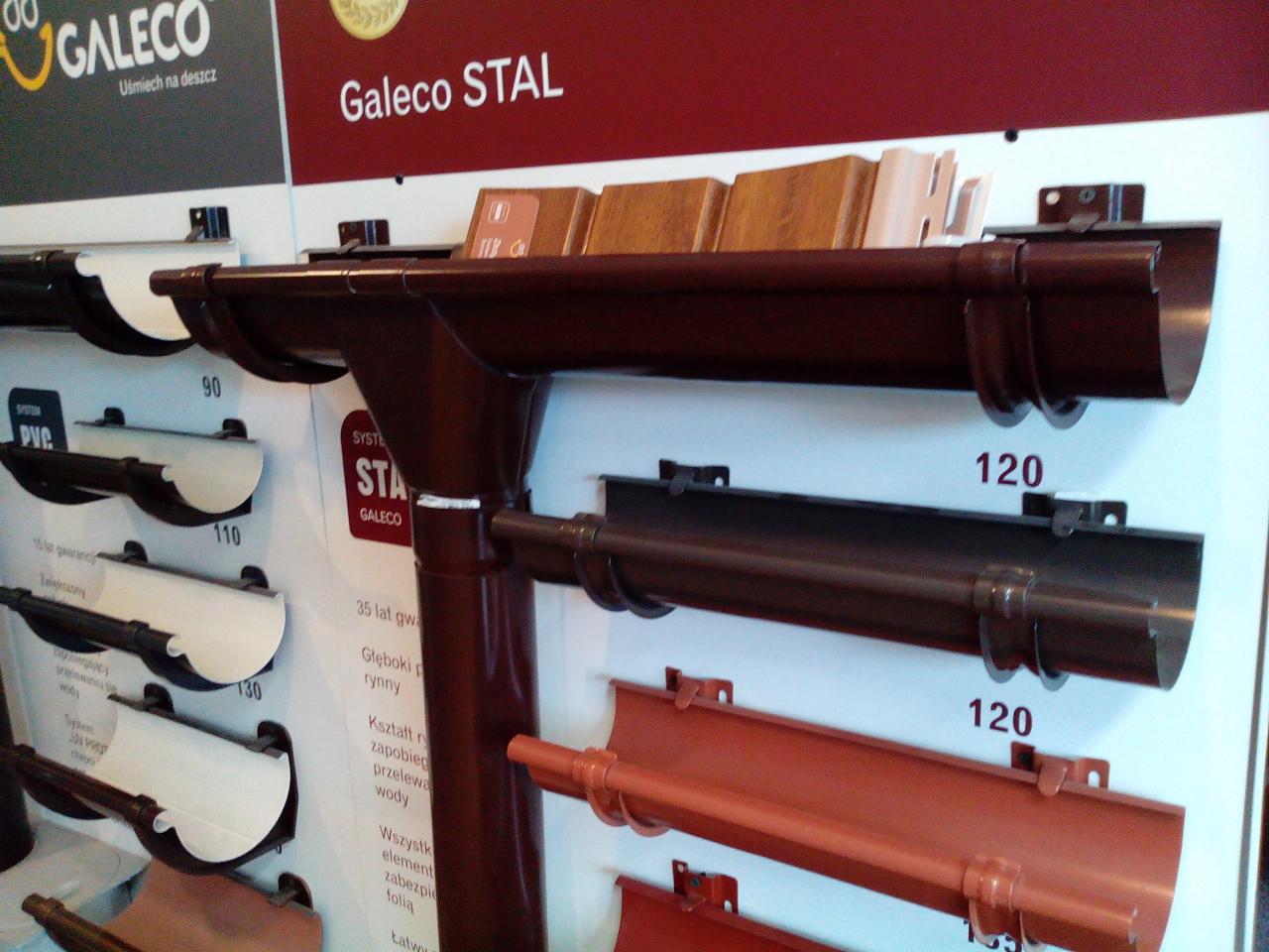 Ekspozycja różnych modeli i kolorów stalowych systemów rynnowych Galeco STAL z widocznymi rozmiarami 90, 110, 120 i 130 na białym tle.
