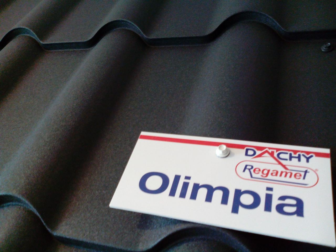 Ciemnoszara blacha dachowa marki Dachy Regamet Olimpia z bliska, widoczny fragment arkusza z wytłoczeniami.