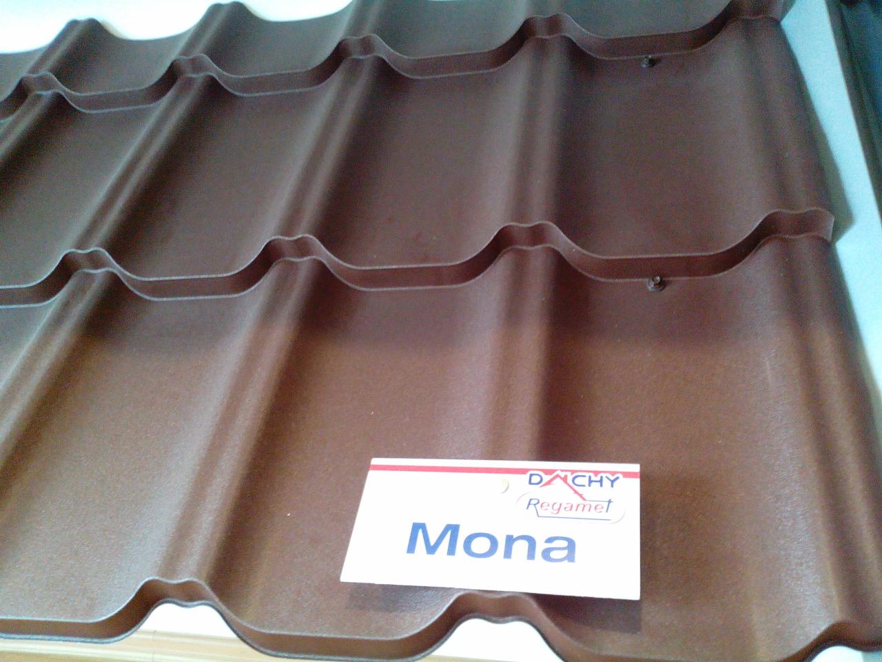 Brązowa blachodachówka modułowa, model Mona, z widocznym logo producenta Regamet, prezentowana w warunkach studyjnych.