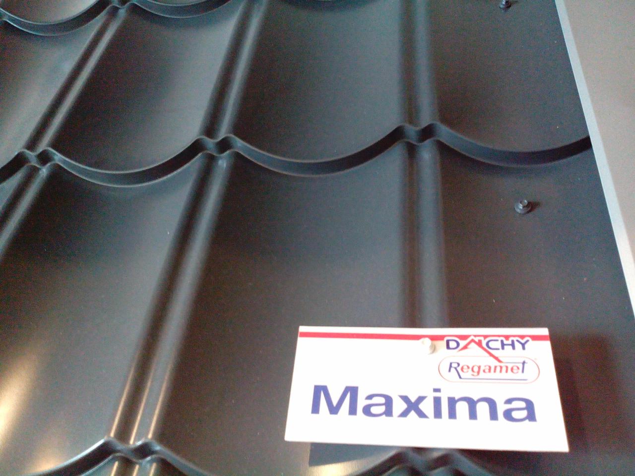 Metalowa dachówka w kolorze grafitowym z widocznym logo producenta Regamet Maxima w prawym dolnym rogu.