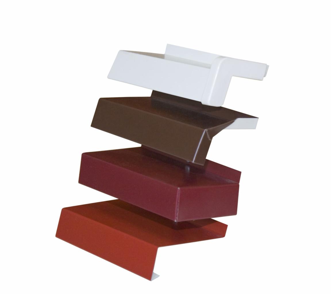 Przekrój przez cztery próbki parapetów z konglomeratu w kolorach: białym, brązowym, bordowym i czerwonym, ułożone jeden na drugim na białym tle.