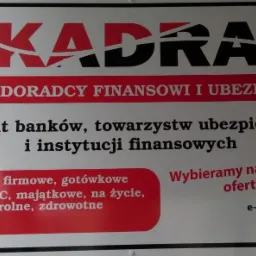 Tablica informacyjna z logo 'KADRA', oferująca usługi finansowe i ubezpieczeniowe, w tym kredyty, ubezpieczenia i leasing, z adresem e-mail i stroną internetową.
